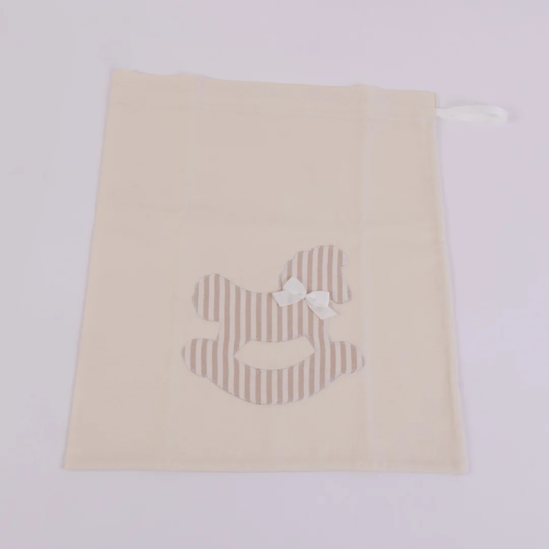 Sacchetto Portabiancheria panna con cavallo a dondolo Sacchetto Portabiancheria panna con cavallo a dondolo