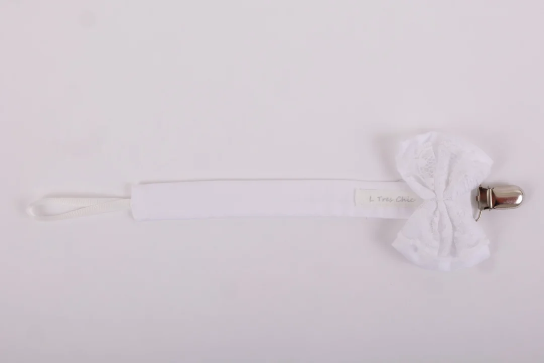 Catenella Portaciuccio bianca per battesimo con fiocco di pizzo Catenella Portaciuccio bianca per battesimo con fiocco di pizzo