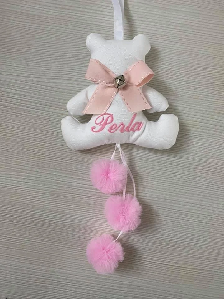Orsetto con nome ricamato e pom pon Orsetto con nome ricamato e pom pon