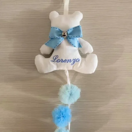 Orsetto con nome ricamato e pom pon