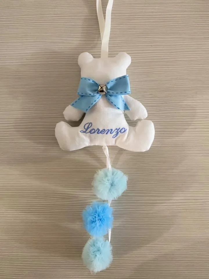Orsetto con nome ricamato e pom pon Orsetto con nome ricamato e pom pon
