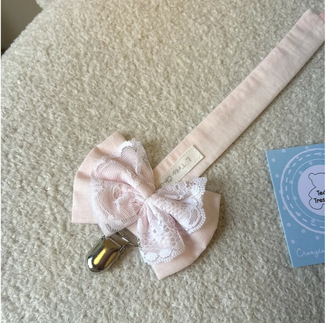 Catenella Portaciuccio rosa con fiocco pizzo Catenella Portaciuccio rosa con fiocco pizzo - immagine 3