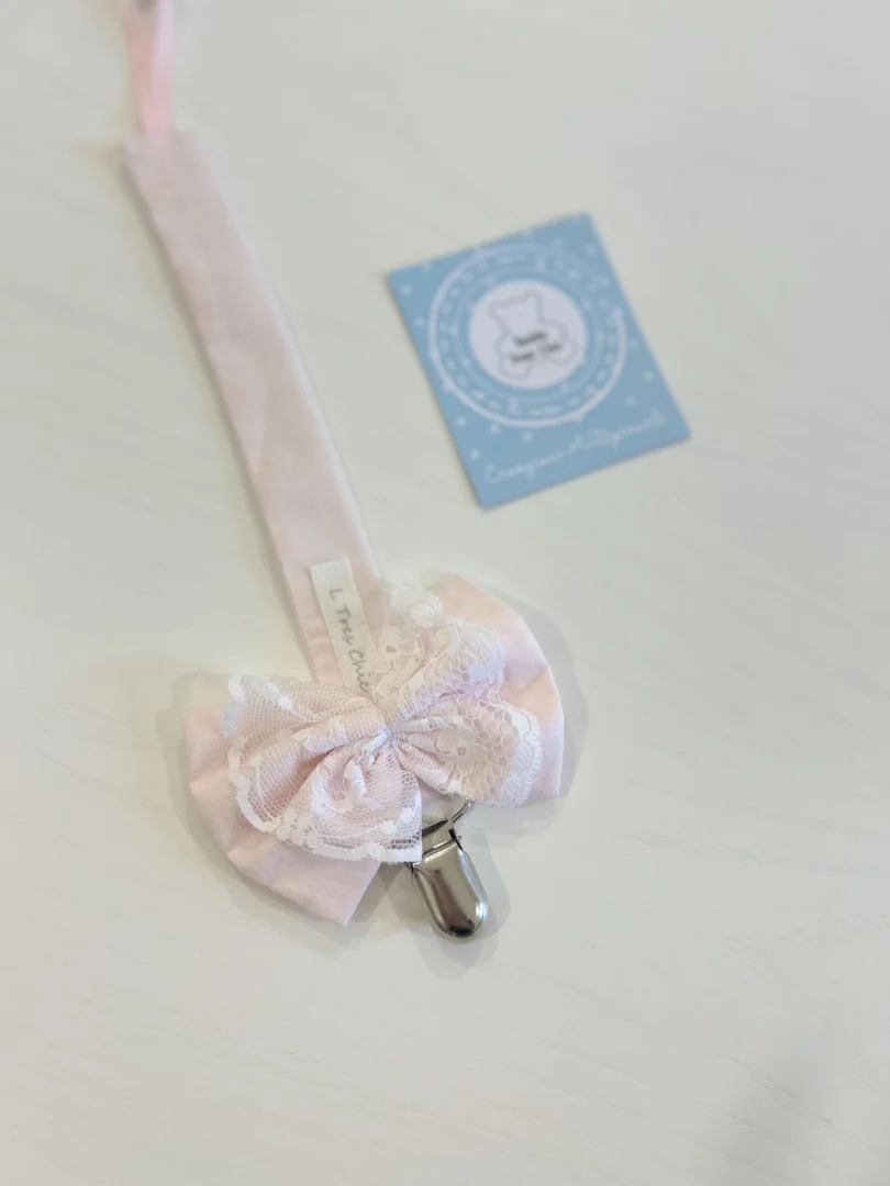 Catenella Portaciuccio rosa di pizzo + Bavetta Catenella Portaciuccio rosa di pizzo + Bavetta - immagine 4