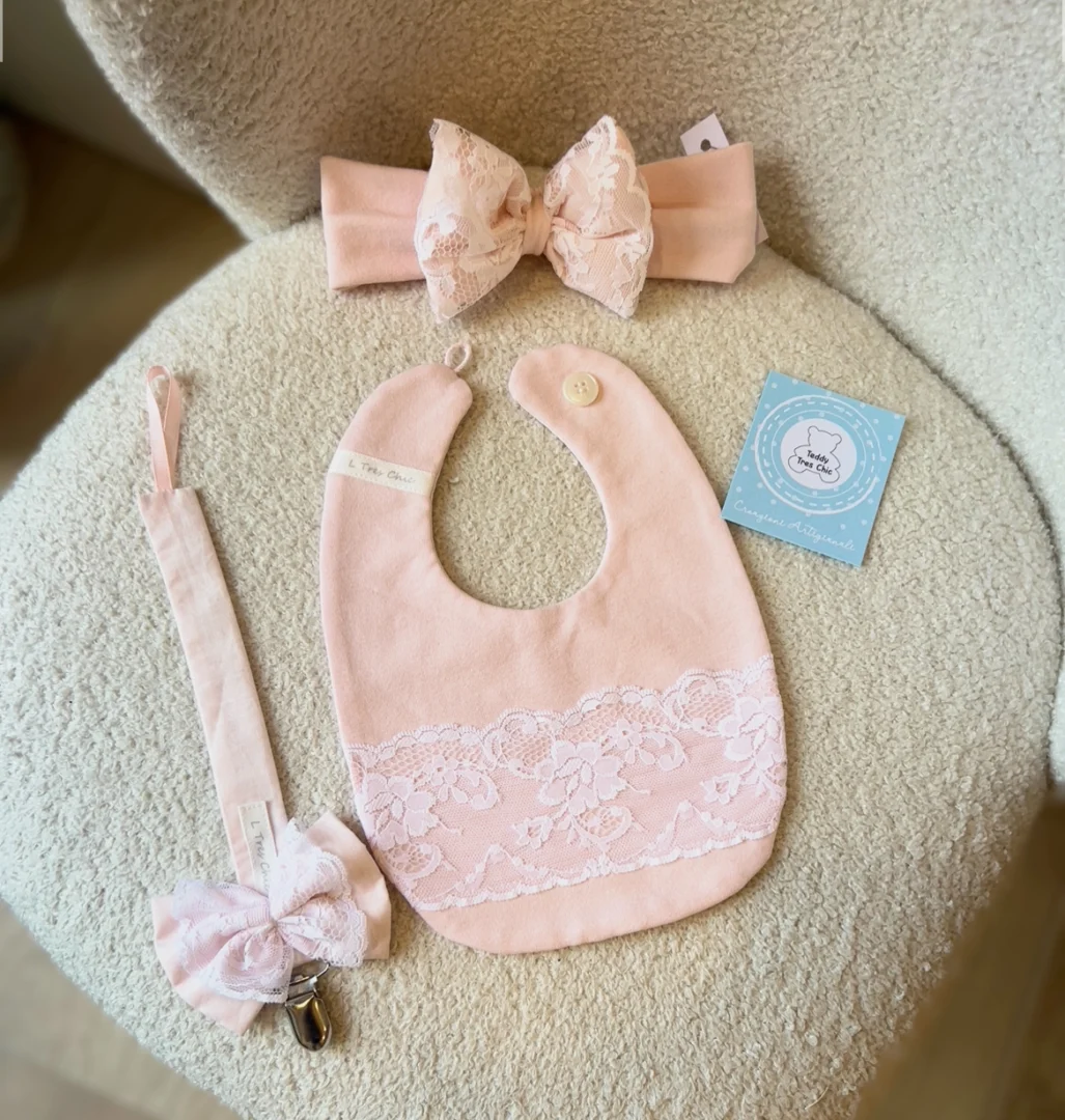 Catenella Portaciuccio rosa di pizzo + Bavetta + Fascia per la testa Catenella Portaciuccio rosa di pizzo + Bavetta + Fascia per la testa