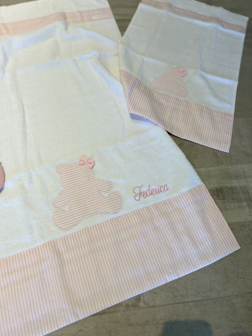 Asciugamano viso con nome e asciugamano ospite orso a righine Asciugamano viso con nome e asciugamano ospite orso a righine - immagine 2