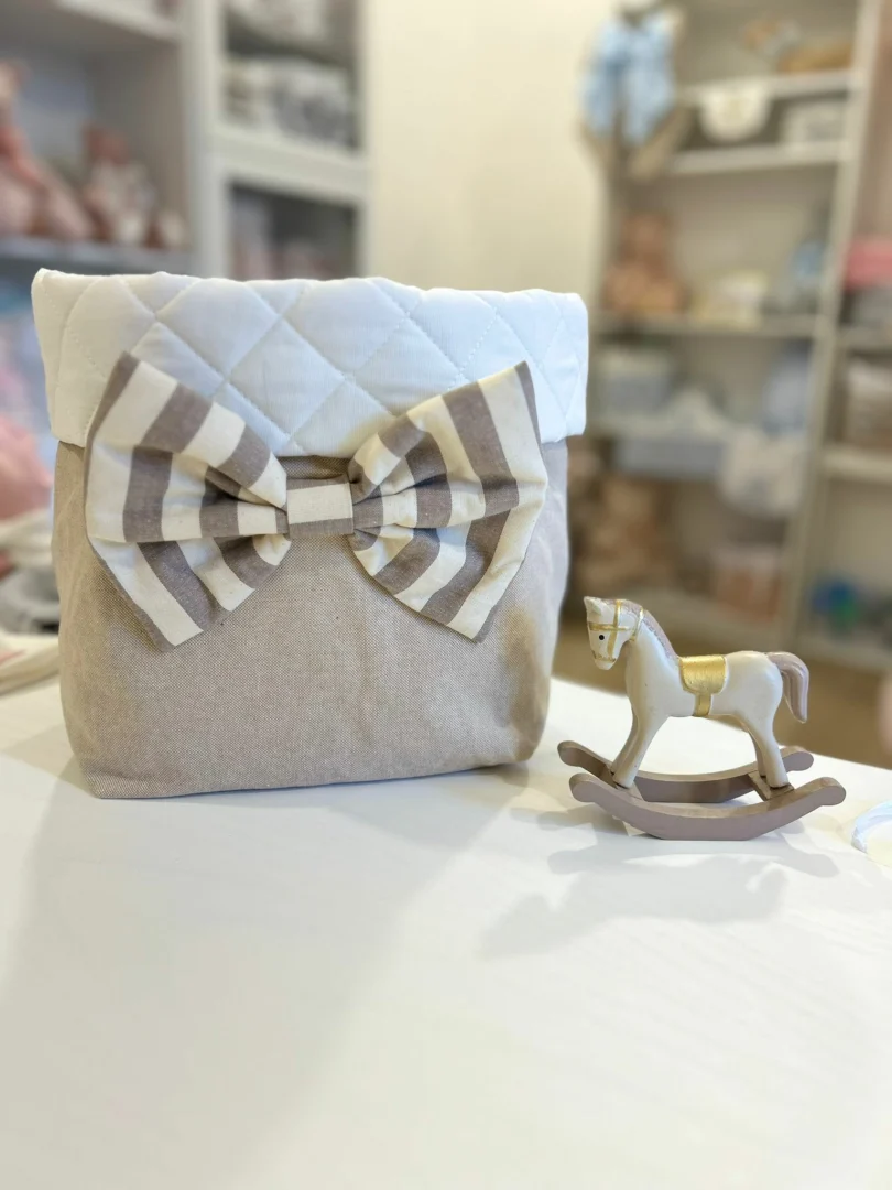 Portapannolini ecru con fiocco a righe Portapannolini ecru con fiocco a righe