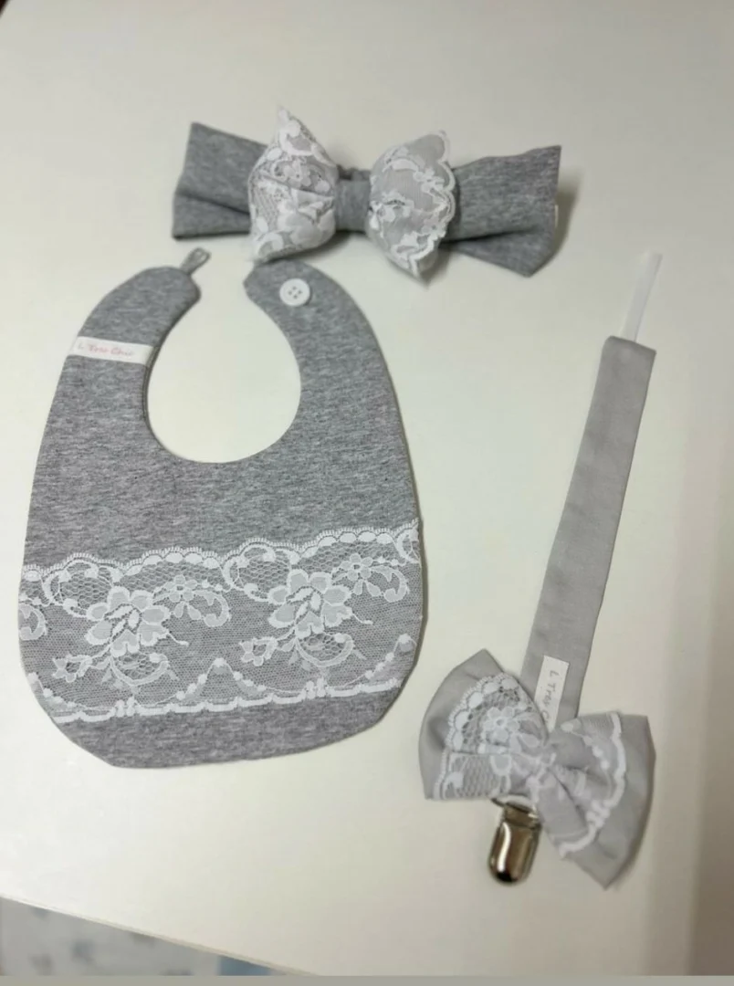 Catenella Portaciuccio grigio di pizzo + Bavetta + Fascia per la testa Catenella Portaciuccio grigio di pizzo + Bavetta + Fascia per la testa